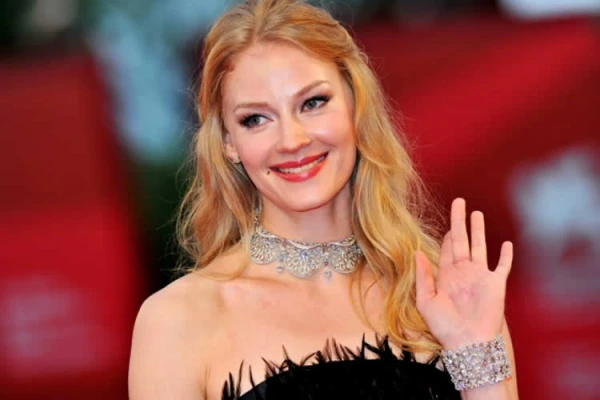 Изображение к статье: «Фигура — огонь»: 42-летняя Ходченкова поразила шпагатом в туфлях на платформе