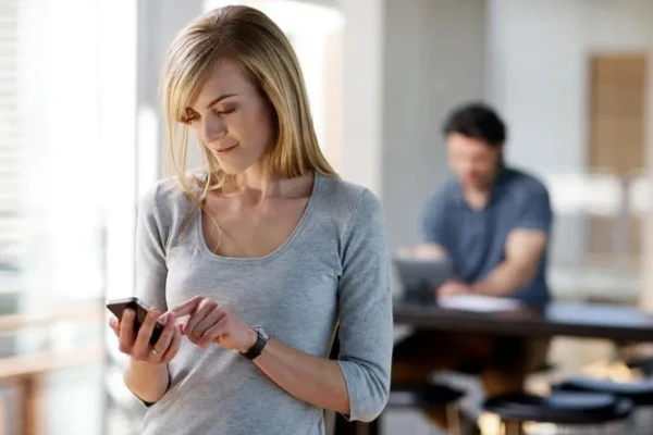 Изображение к статье: Шея выдает возраст — особенно, если вы часами в телефоне. Что делать?