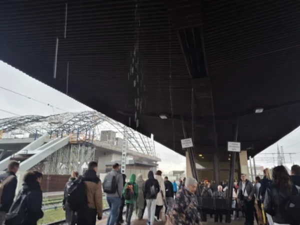 Изображение к статье: Поезда в Риге приходится ждать буквально под душем! Спасибо Rail Baltica