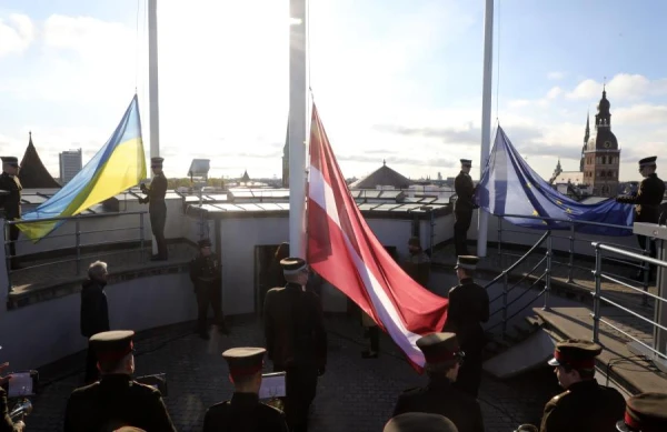 Изображение к статье: За «правильные» флаги на флагштоке латвийца оштрафовали на 900 евро