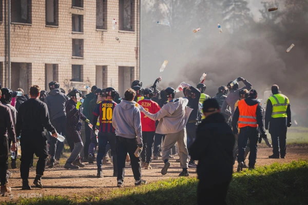 Изображение к статье: Массовые беспорядки, диверсанты, стрельба из автоматов: что делает спецназ Латвии? (ФОТО)