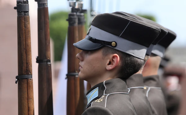 Изображение к статье: С сегодняшнего дня у Памятника Свободы и Рижского замка не будет почётного караула