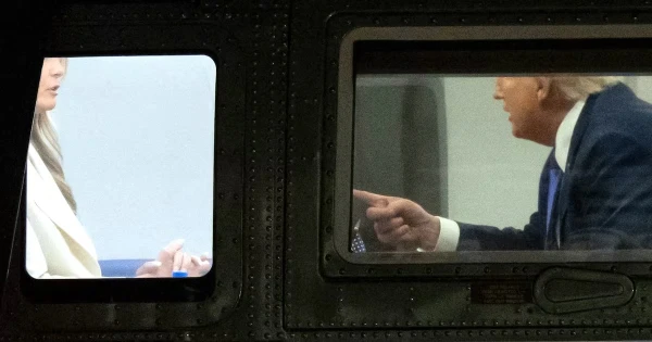 На видео попало, как Дональд и Мелания Трамп поссорились на борту вертолёта
