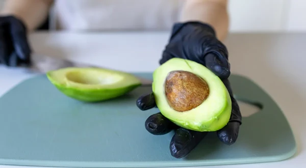 Изображение к статье: Как почистить авокадо за пару секунд: самый неожиданный способ