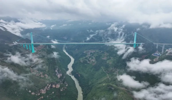 Изображение к статье: Вдвое выше Эйфелевой башни: в Китае официально открыли «самый высокий мост в мире»