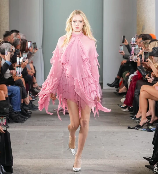 Изображение к статье: Яркость, слои и деним: чем запомнилась миланская неделя моды SS26