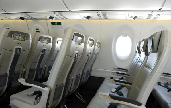 Изображение к статье: Дешевый билет - идешь последним? airBaltic отранжирует желающих улететь пассажиров