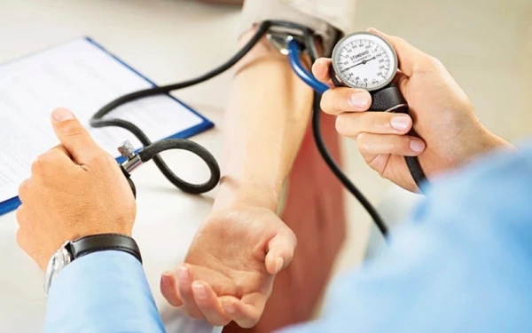 Изображение к статье: Снизить давление — просто: орехи, йогурт и ещё 3 совета от кардиологов