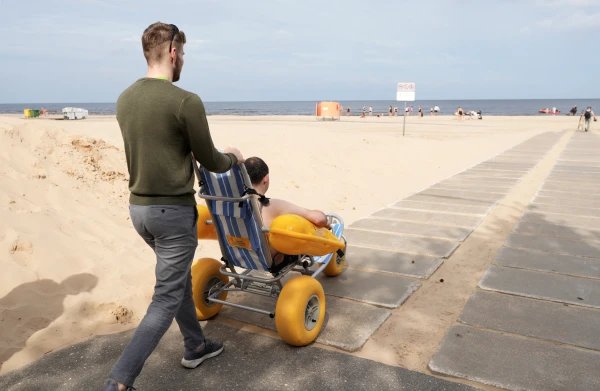 Изображение к статье: И пляжная инфраструктура Вецаки, и коляски для инвалидов, и услуги ассистентов – все оплачено из подоходного налога рижан.