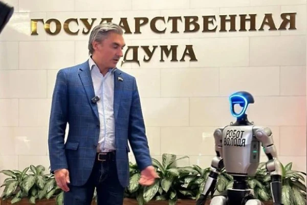 Изображение к статье: Скоро они заменят депутатов? В Госдуме РФ появился китайский робот