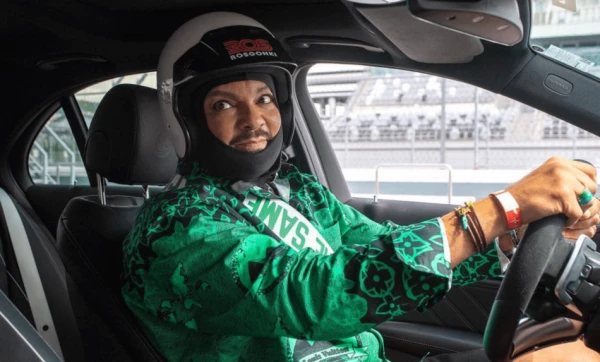 Изображение к статье: Популярный певец обожает скорость.