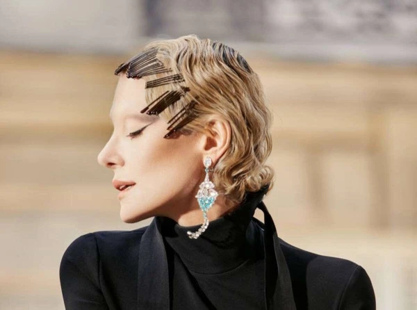 Изображение к статье: «Элегантность в крови»: Рената Литвинова покорила Париж экстравагантным образом