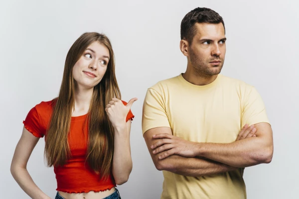 Изображение к статье: Почему партнёр отдаляется: психолог о скрытых причинах конфликтов
