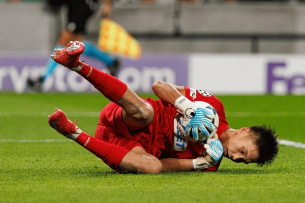 Изображение к статье: 18-летнему вратарю «Кайрата» подарили  внедорожник после 0:5 от «Реала»