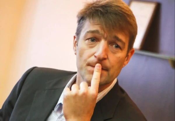 Изображение к статье: Владельца «Кириешек» и «Бабкиных семечек» признали в РФ экстремистом и все отобрали