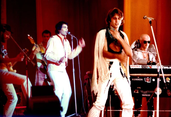 Изображение к статье: Молодой Юрочка зажигал в ансамбле "Интеграл".