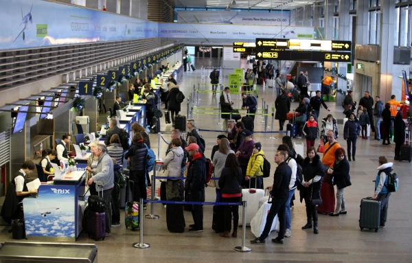 Изображение к статье: С сегодняшнего дня аэропорт «Рига» приглашает пассажиров в длинные очереди