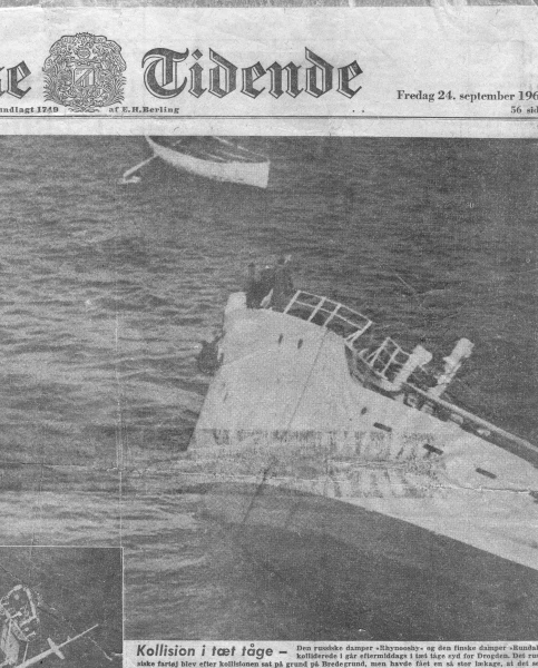 Изображение к статье: Теплоход «Ринужи» на боку. Фото с гидросамолета.