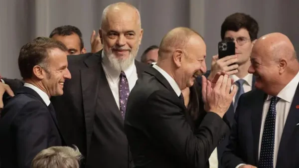 Изображение к статье: Премьер Албании пошутил над Трампом о войне с Азербайджаном. Макрону и Алиеву было смешно