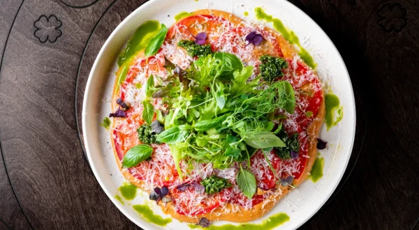 Изображение к статье: Хит осени: как делают томатное карпаччо с пармезаном и песто за 5 минут