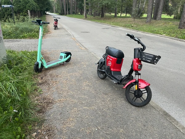 Изображение к статье: По нынешним правилам взять самокат и скутер легко, бросить где угодно также легко - любому подростку...