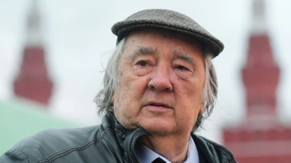 Изображение к статье: Знаменитый литератор в 87 лет решил оторваться по полной.