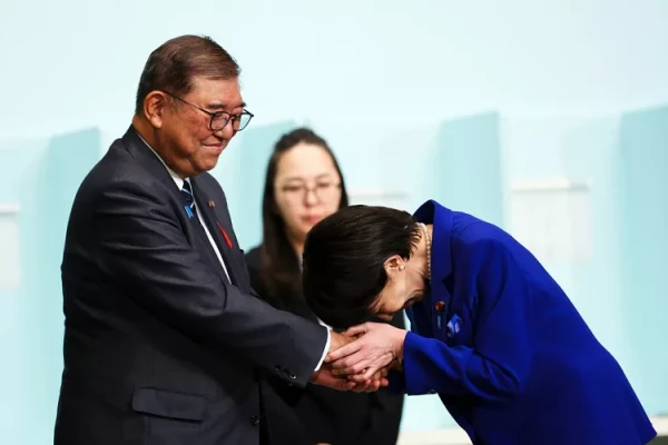 Изображение к статье: Будущий премьер кланяется бывшему - политическая культура, однако