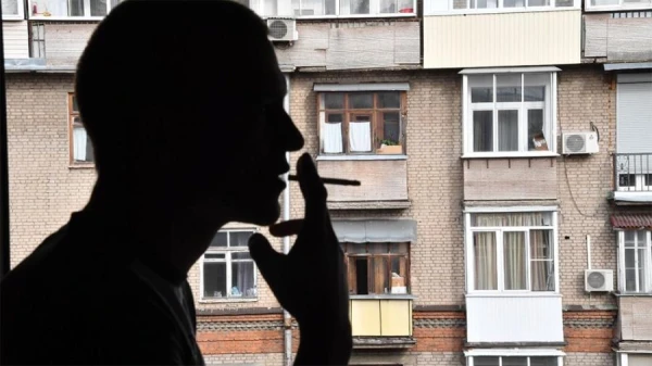 Изображение к статье: «Это уже не 90-е, в лес никого не увозят, но...» Что происходит с должниками по квартплате?