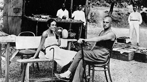 Изображение к статье: Главный пролетарский поэт полюбил роковую женщину.