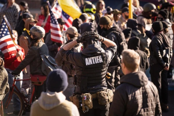 Изображение к статье: "Антифа" все более напоминают вооруженные формирования.