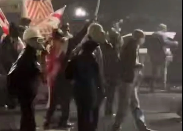 Изображение к статье: Участники массовых акций на сей раз хорошо экипировались.