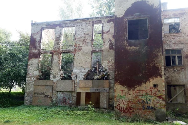 Изображение к статье: Царь руин. Десятки зарегистрированных в развалинах фирм ведут к одному человеку