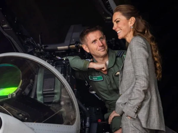 Изображение к статье: Кейт Миддлтон посетила военную базу RAF Coningsby. Фото: James Glossop/Pool