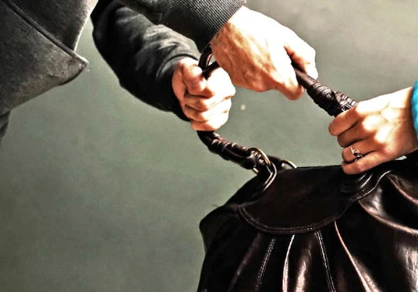 Изображение к статье: Ограбление по-рижски: юный наркоман вырвал у женщины сумку, деньги и сережки