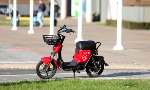 Изображение к статье: Виноват дорожный переезд? В Риге займутся шлагбаумами после гибели двух девочек на скутере под колесами поезда