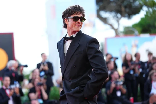 Изображение к статье: Джейкоб готовится к роли Агента-007.