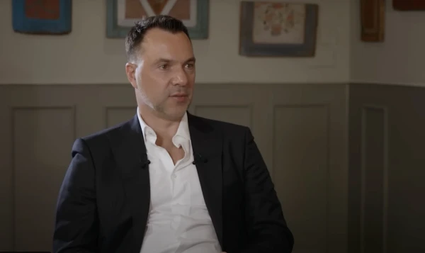 Изображение к статье: Бывший советник Зеленского Арестович восхваляет Путина и обещает отдать все аннексированные территории