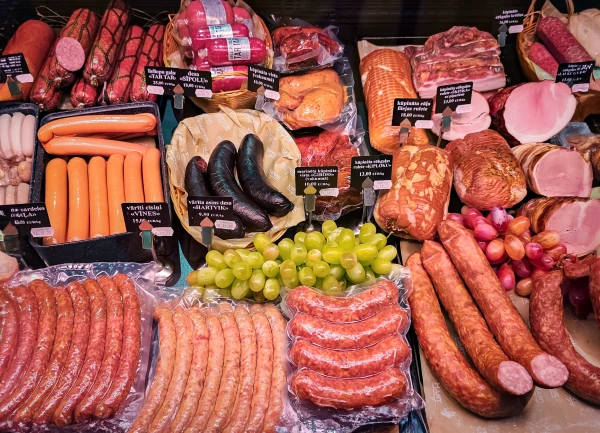 Изображение к статье: Колбасу приравнять к сигаретам: в Латвии могут обложить налогом нездоровую еду