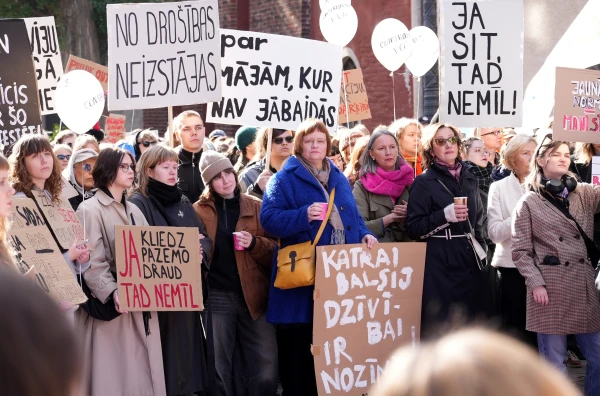 Изображение к статье: Против отмены конвенции прошел довольно многочисленный пикет у парламента.