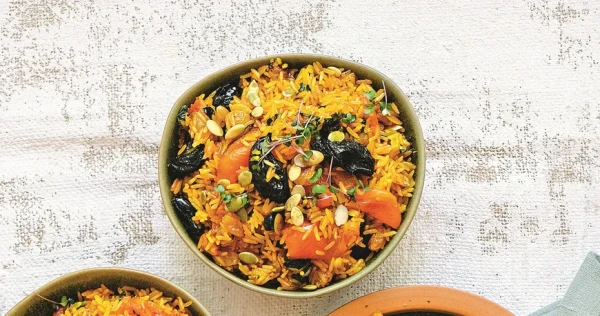 Изображение к статье: Как приготовить вегетарианский плов с сухофруктами и тыквенными семечками