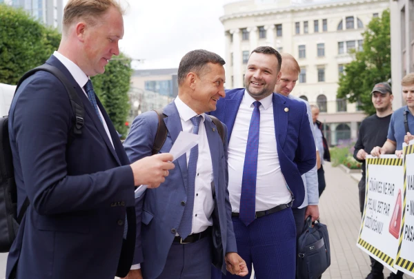 Изображение к статье: Опять поссорились! «Зеленые крестьяне» голосовали против предложения премьера