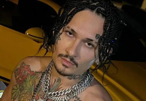 Изображение к статье: Исполнитель эксплуатирует сексуальный образ.