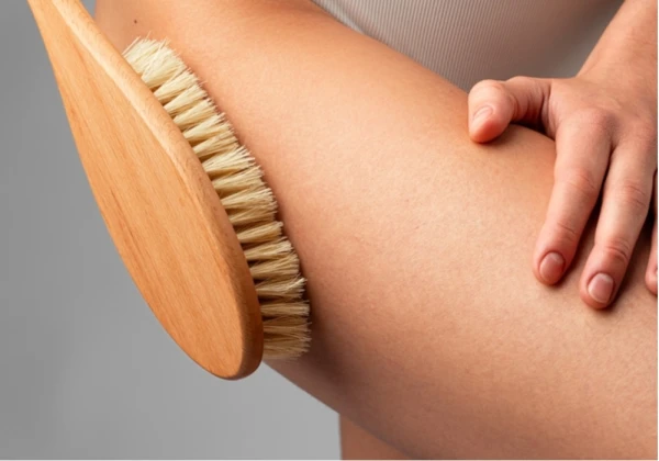 Изображение к статье: Сыграть всухую: помогает ли массажная щетка от целлюлита?