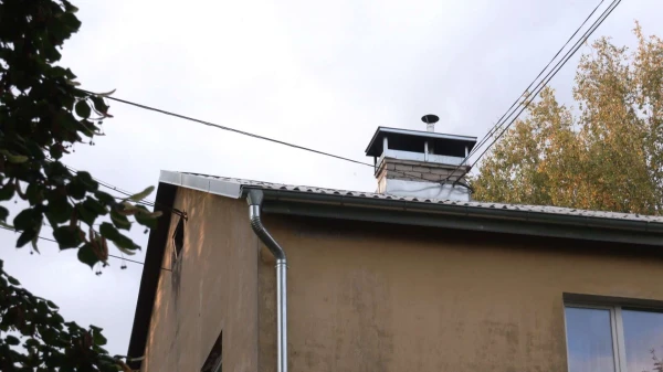 Изображение к статье: «Вопреки безопасности!» В Риге обнаружен кабель, проложенный через дымоход