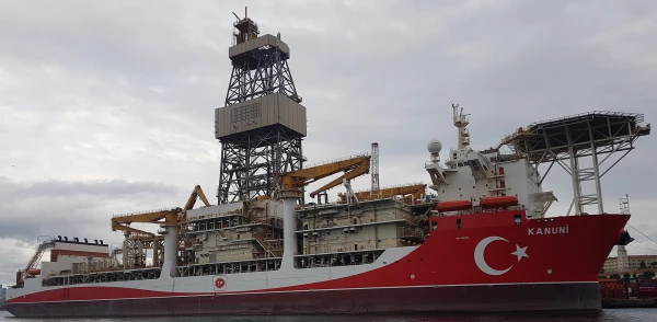 Изображение к статье: Корабль Kanuni ведет бурение газовых скважин.