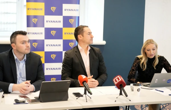 Изображение к статье: Представители Ryanair на пресс-конференции в Риге.
