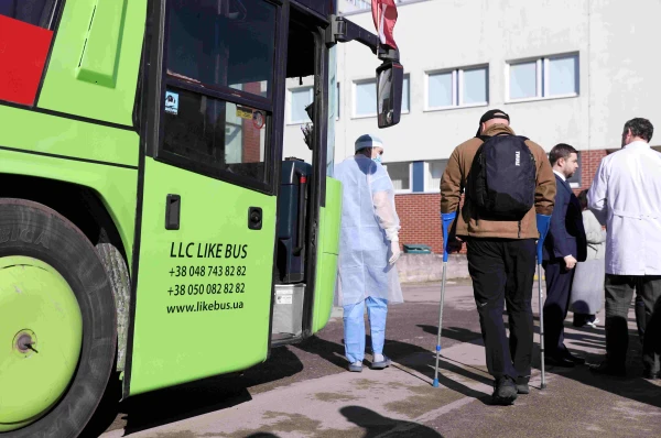 Изображение к статье: Земесаргс Робертс вывез из боевой зоны 200 раненых солдат Украины