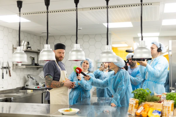 Изображение к статье: На кухне Детской больницы с шеф-поваром и послом движения Ēstprieks — Екабом Наумовым.