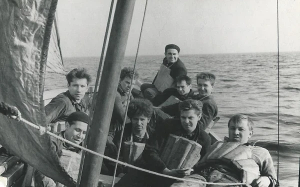 Изображение к статье: Теплоход «Ринужи». Шлюпочные учения. У руля — Олег Шовгеня.