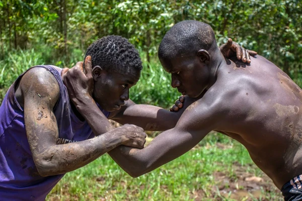 Изображение к статье: Черные братья нередко сходятся в схватке друг с другом.